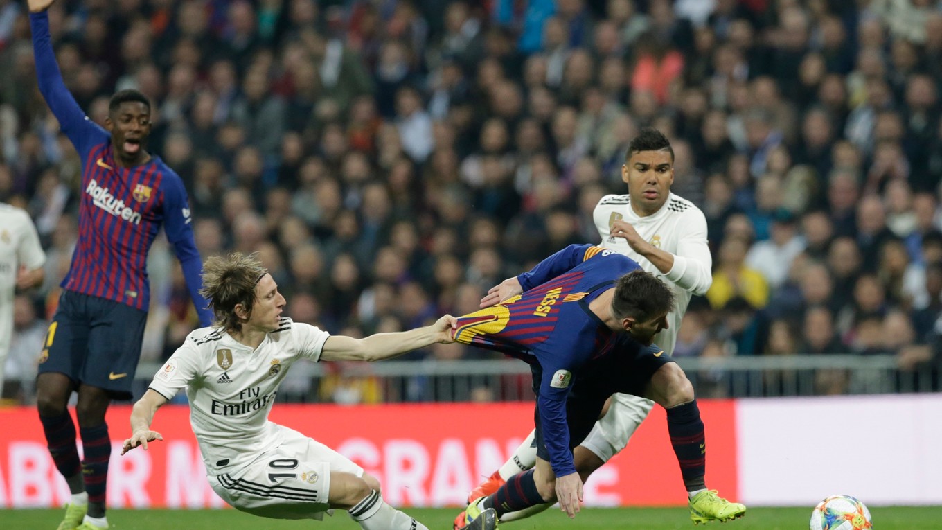Ilustračná fotografia zo zápasu Real Madrid - FC Barcelona, Luka Modrič ťahá za dres Lionela Messiho.