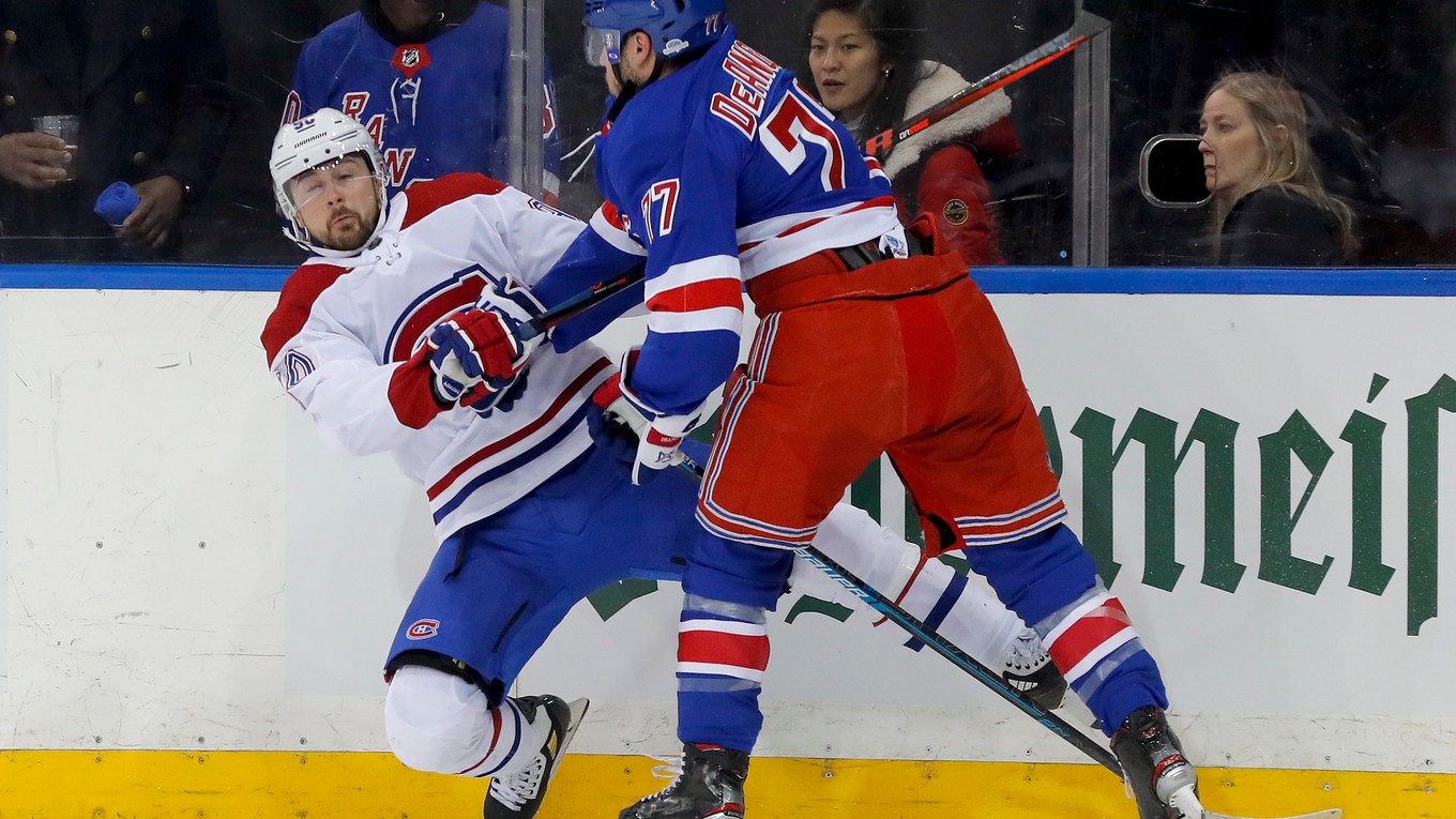 Tomáš Tatar (vľavo) v súboji s Tonym DeBruskom.