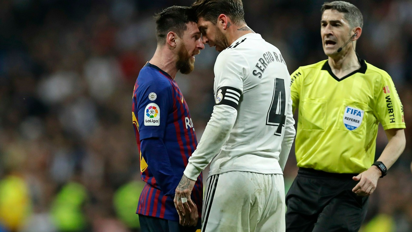 Sergio Ramos (v bielom drese) a Lionel Messi.