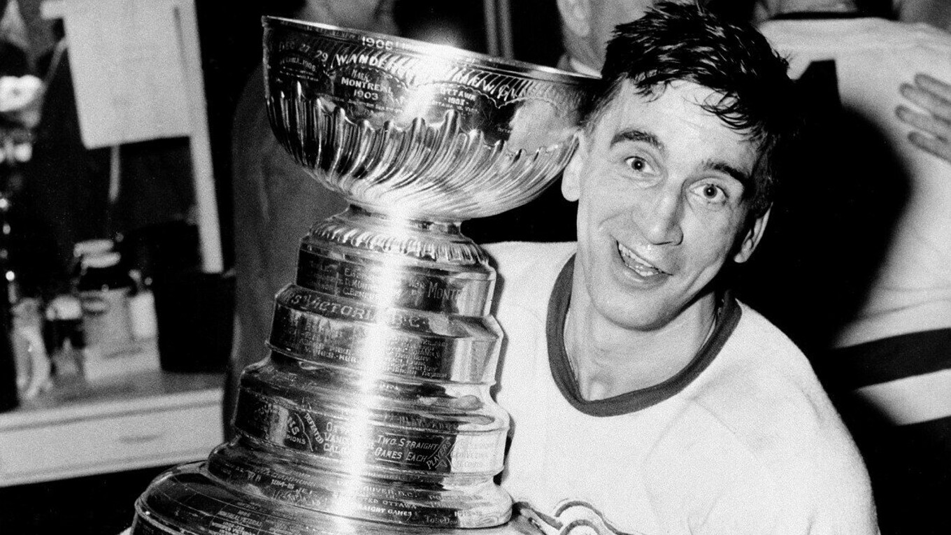 Na archívnej snímke zo 16. apríla 1954 hokejista Detroitu Red Wings Ted Lindsay pózuje so Stanleyho pohárom po výhre nad Montrealom Canadiens. Člen Siene slávy zomrel vo veku 93 rokov vo svojom dome v Michigane v pondelok 4. marca 2019.
