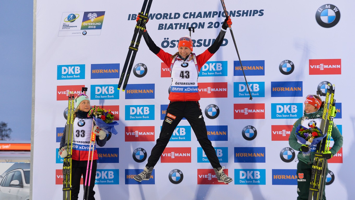 Anastasia Kuzminová sa teší zo zisku zlata v šprinte na MS v biatlone 2019.
