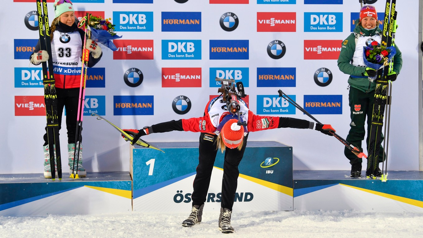 Anastasia Kuzminová sa teší z titulu majsterky sveta v šprinte na MS v biatlone 2019.
