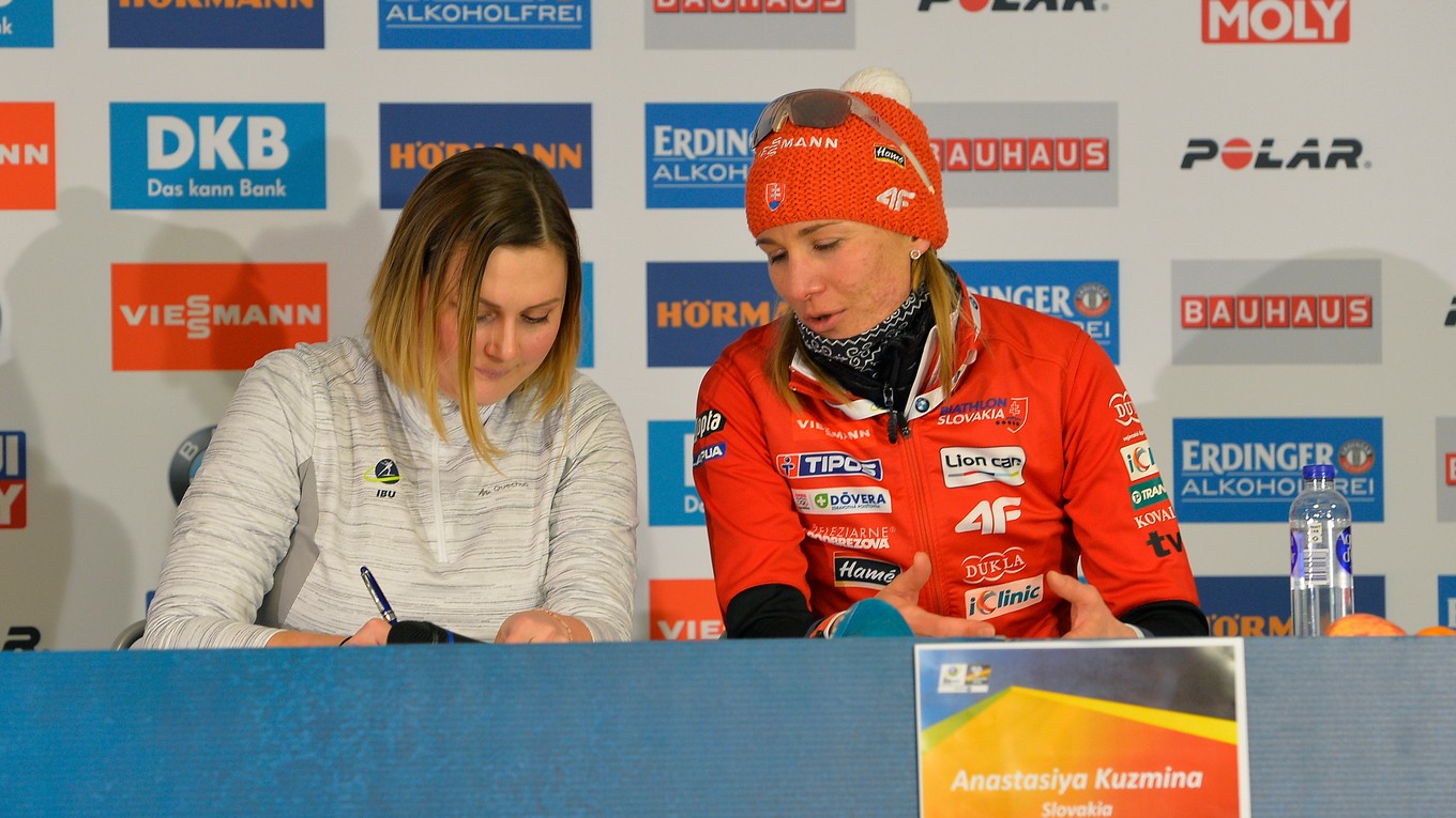 Anastasia Kuzminová so svojou "hovorkyňou" počas MS v biatlone 2019.