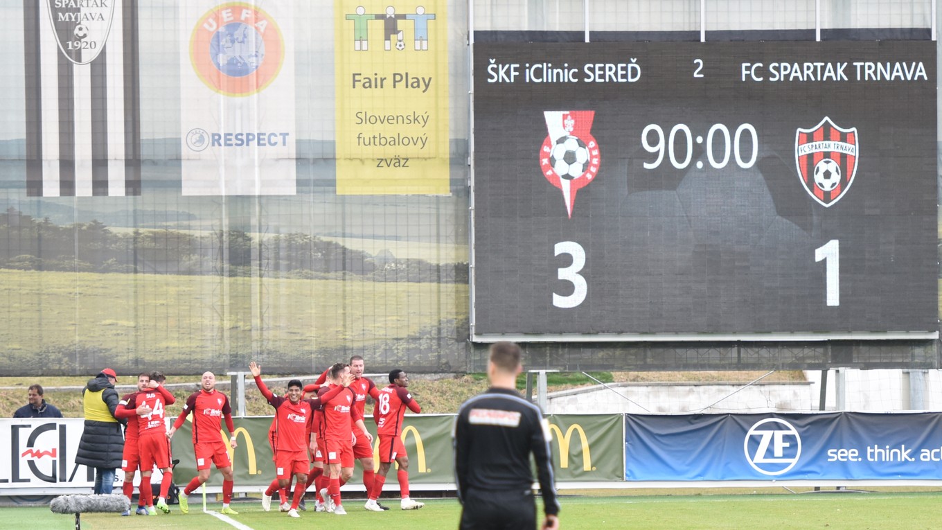 Futbalisti Serede sa radujú z výhry nad Trnavou.