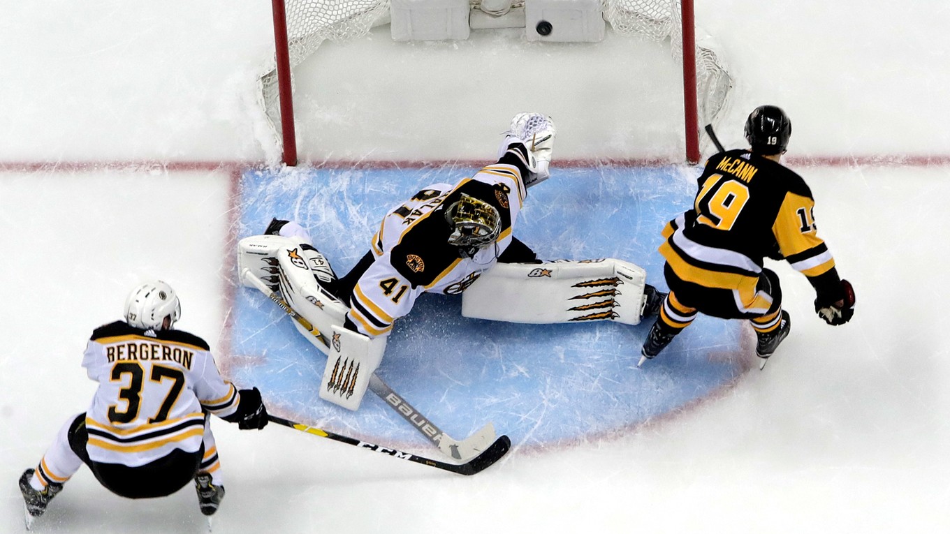 Jared McCann (vpravo) z Pittsburghu Penguins prekonáva slovenského brankára Bostonu Bruins Jaroslava Haláka.