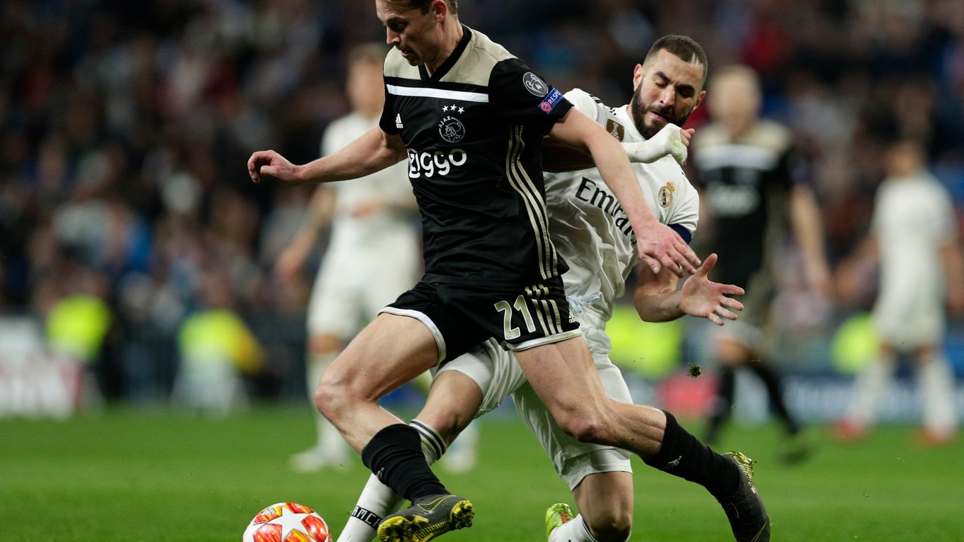 Frenkie de Jong v súboji s Karimom Benzemom.