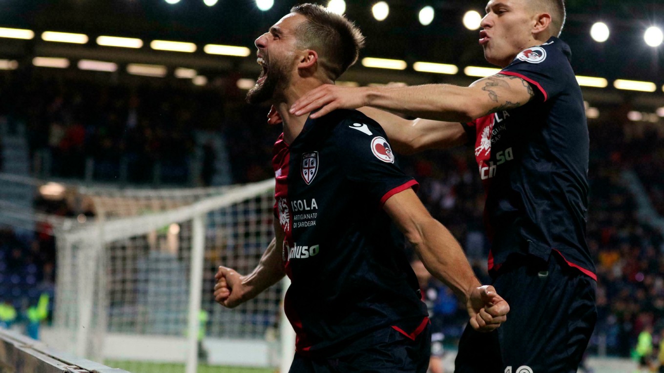 Futbalisti Cagliari oslavujú gól - ilustračná fotografia.