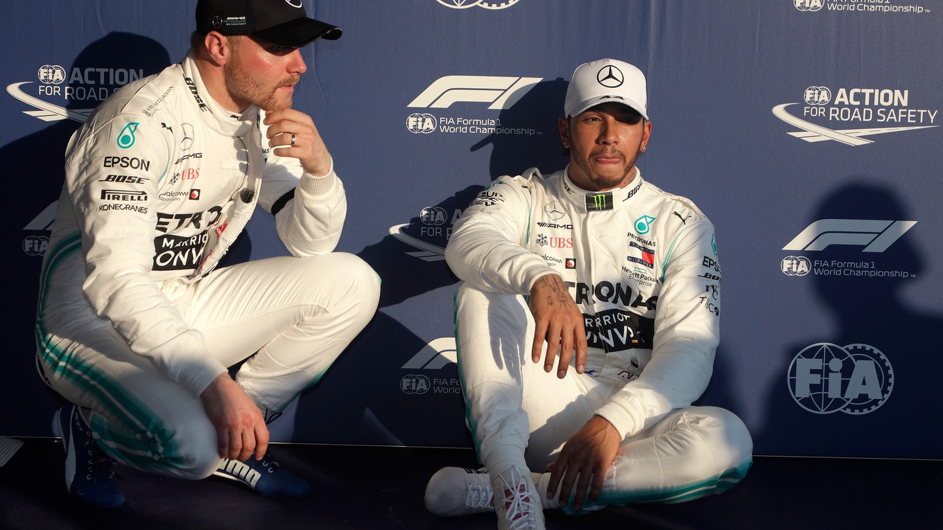 Lewis Hamilton (vpravo) a Valtteri Bottas.