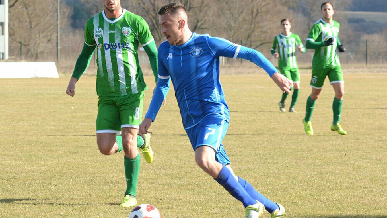 Futbalisti Lokomotívy Košice zdolali v súboji namočených tímov Prešov 2:1.