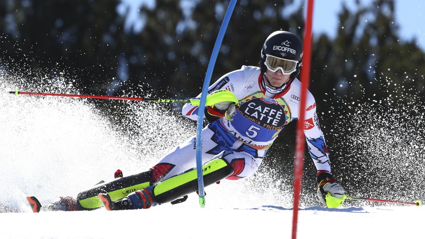 Francúzsky lyžiar Clement Noel počas 1. kola nedeľňajšieho finálového slalomu Svetového pohára mužov v andorrskom Soldeu 17. marca 2019.