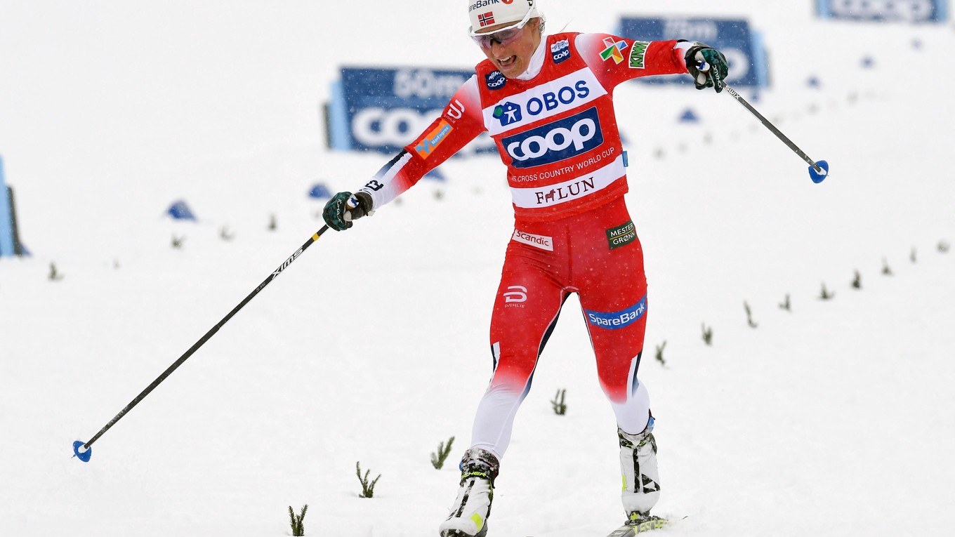 Therese Johaugová v cieli pretekov vo švédskom Falune.
