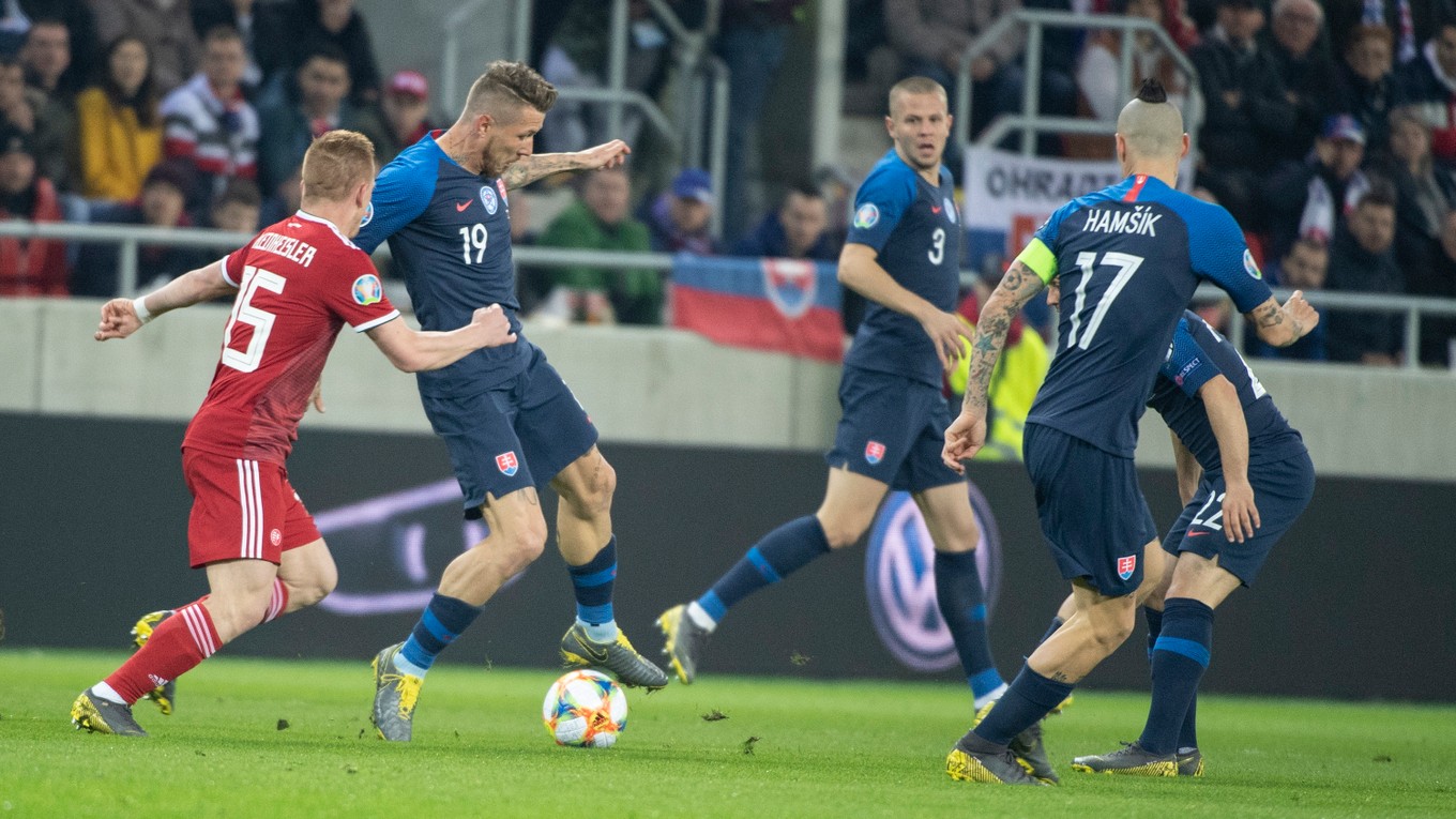 Juraj Kucka pri lopte v zápase Slovensko - Maďarsko v kvalifikácii na ME vo futbale 2020.