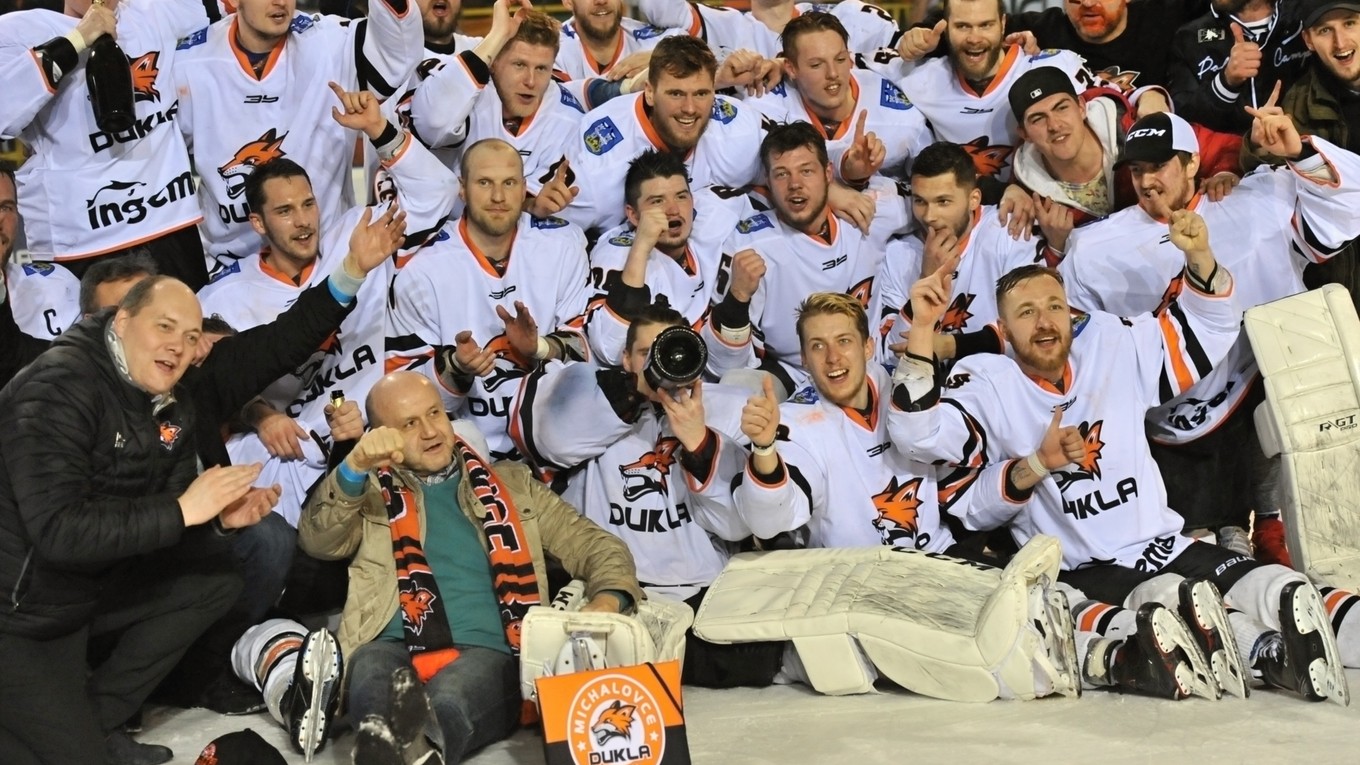 Hokejisti Michaloviec sa radujú z postupu.