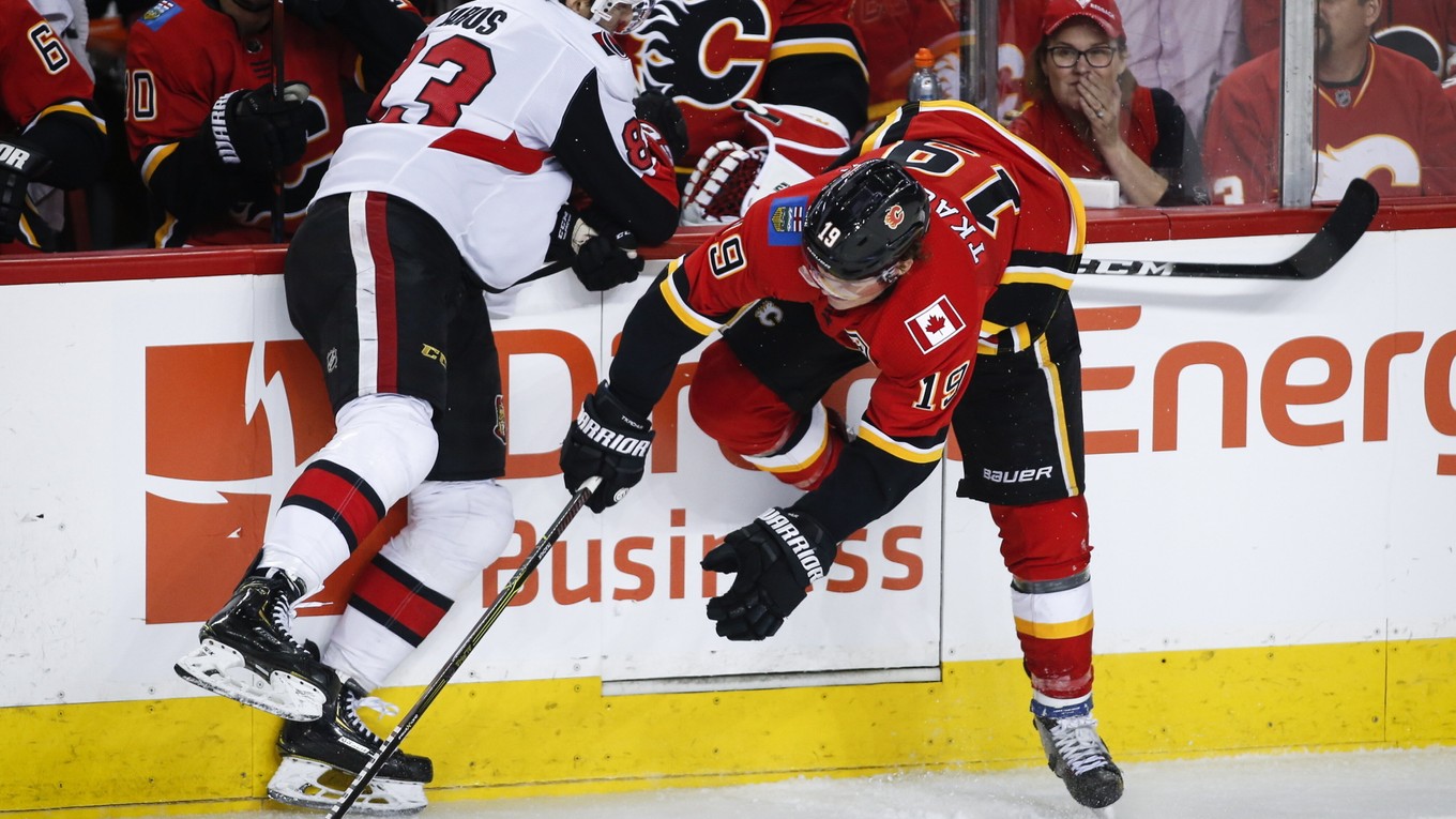 Slovenský hokejista v drese Ottawy Senators Christián Jaroš a hráč Calgary Flames Matthew Tkachuk počas zápasu zámorskej hokejovej NHL Calgary Flames - Ottawa Senators v Calgary 21. marca 2019.