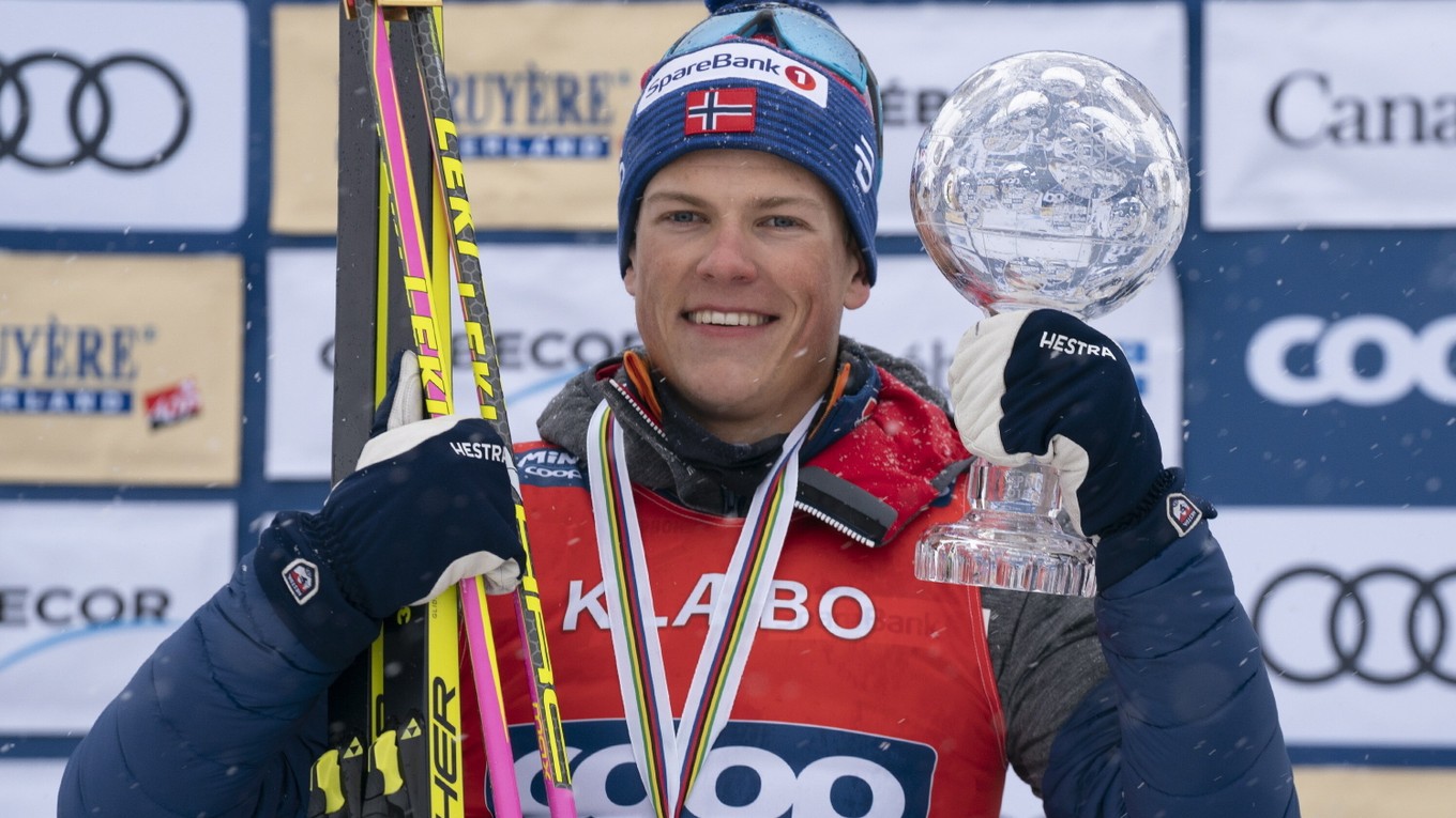Na snímke nórsky bežec na lyžiach Johannes Hösflot Kläbo pózuje s malým góbusom po tom, ako vyhral súťaž Svetového pohára na 15 km klasicky s hromadným štartom v Quebecu 23. marca 2019.