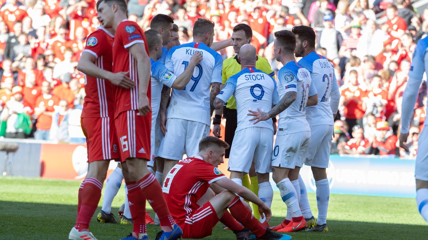 Slovenskí futbalisti sa hádajú s rozhodcom.