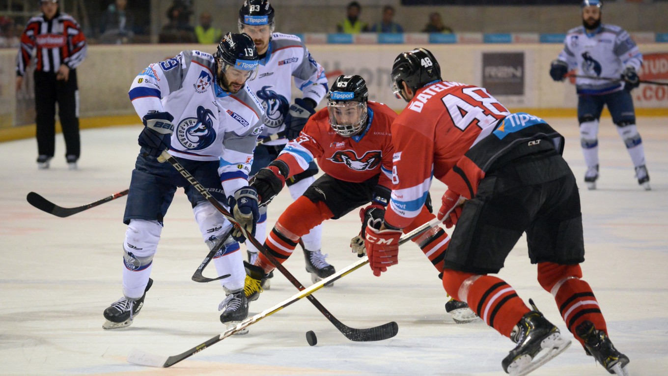 Herná situácia počas druhého semifinálového zápasu play-off hokejovej Tipsport extraligy 2018/2019 medzi HC ‘05 iClinic Banská Bystrica a HK Poprad. Banská Bystrica