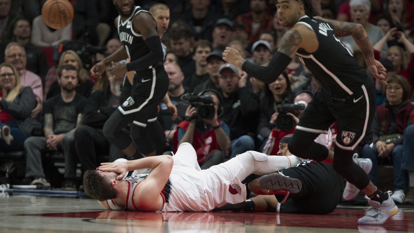 Jusuf Nurkič z Portlandu si v zápase Brooklyn Nets privodil veľmi nepríjemnú zlomeninu dolnej končatiny.