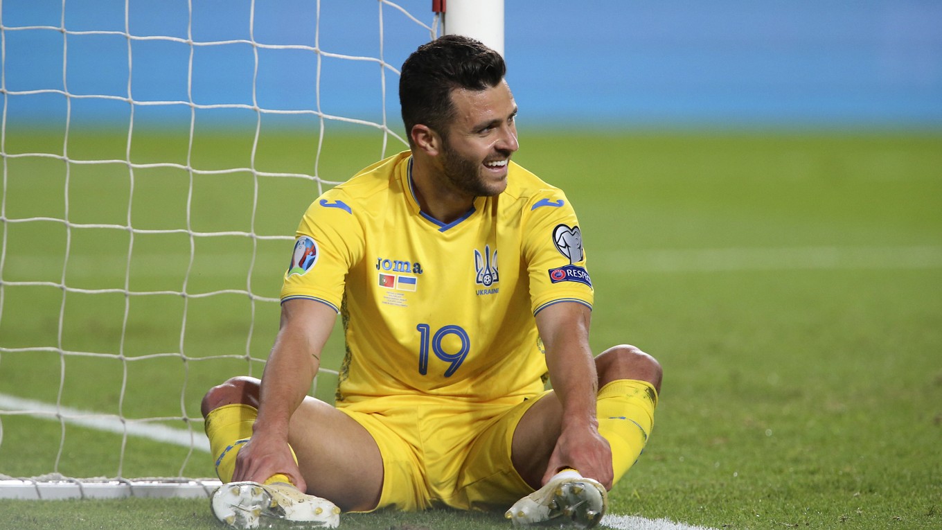 Júnior Moraes v ukrajinskom národnom drese počas zápasu kvalifikácie na EURO 2020 proti Portugalsku.