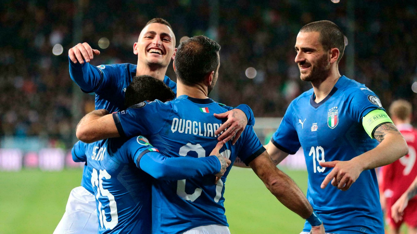 Futbalisti Talianska sa radujú z víťazstva.