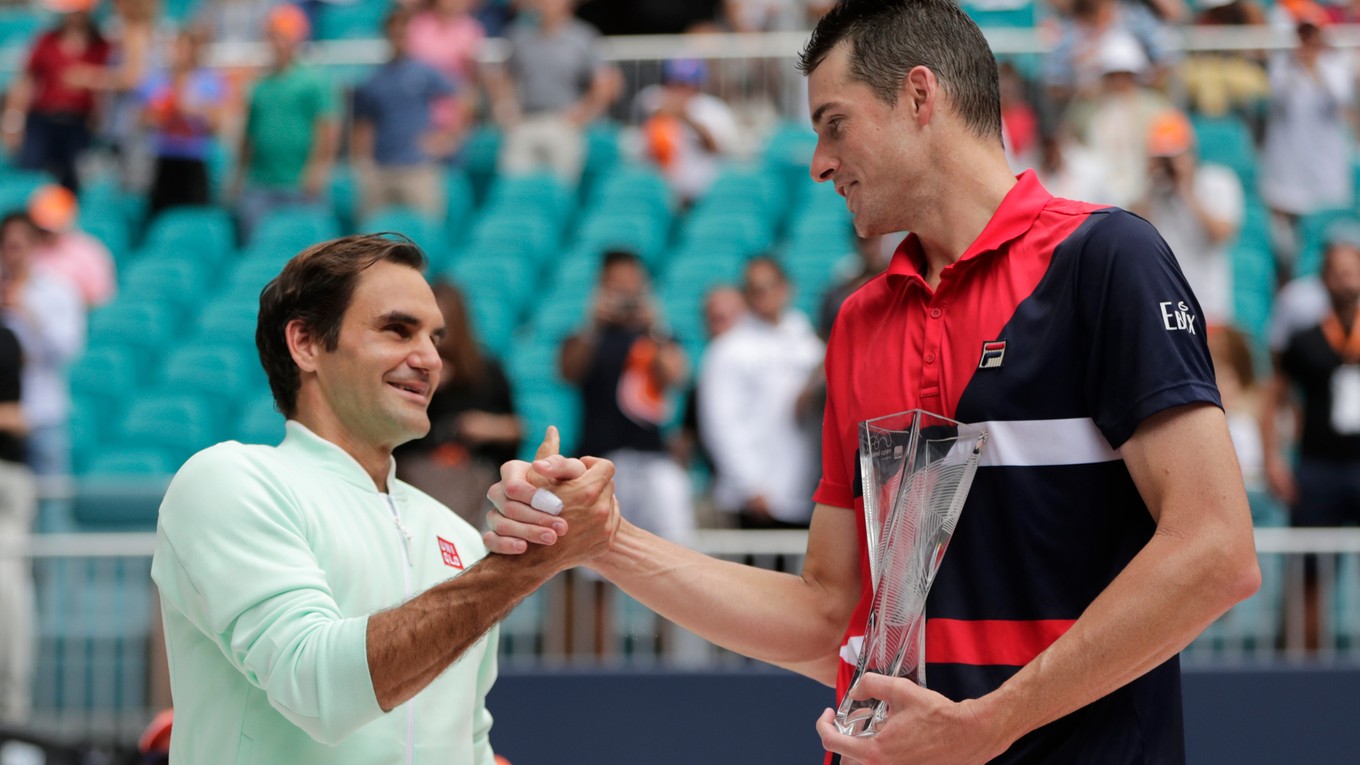 Roger Federer (vľavo) a John Isner.
