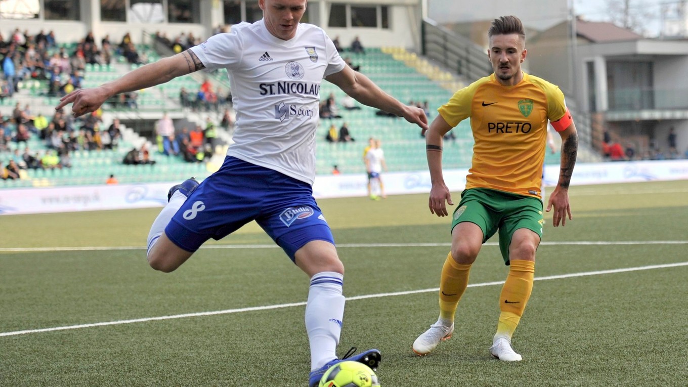 Dôležitý gól Michaloviec v Žiline zaznamenal Jakub Grič (vľavo).