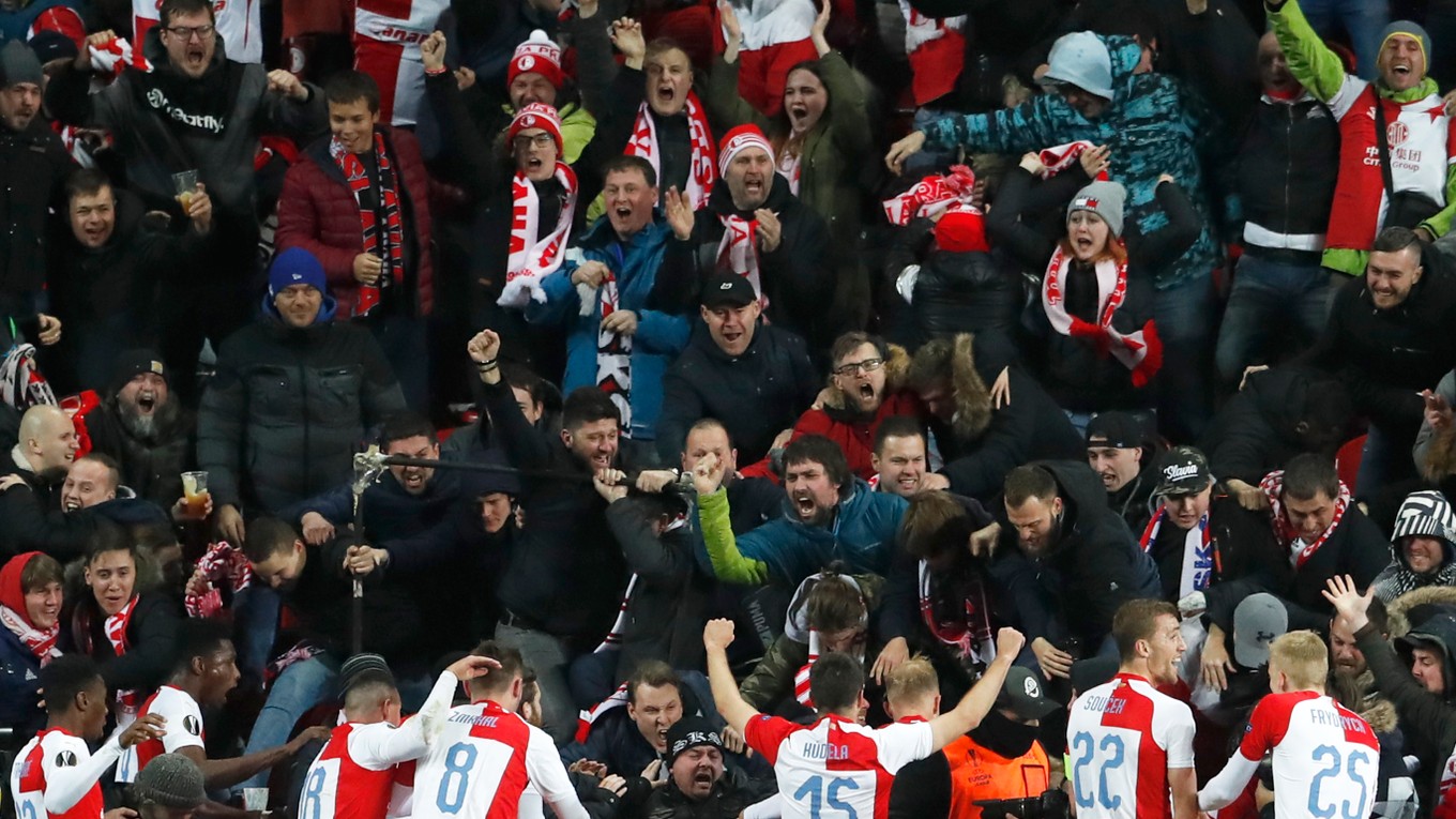 Futbalisti Slavie sa tešia s fanúšikmi. (ilustračná snímka)