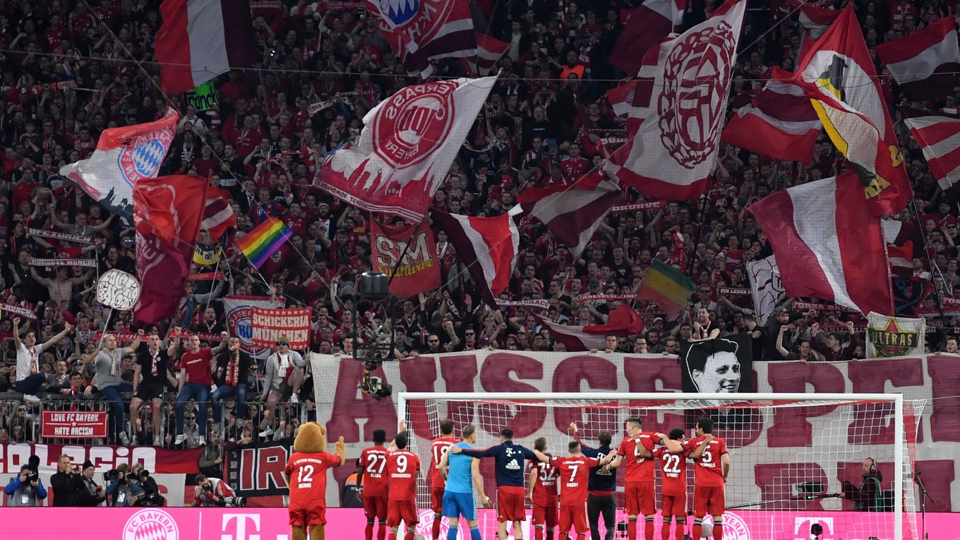 Hráči Bayernu Mníchov sa radujú s fanúšikmi.