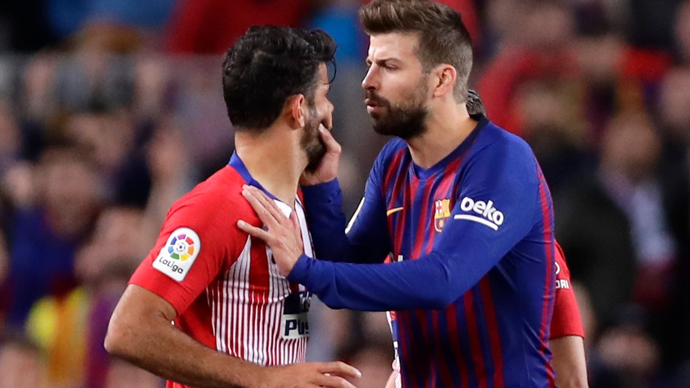 Gerard Piqué (vpravo) a Diego Costa.