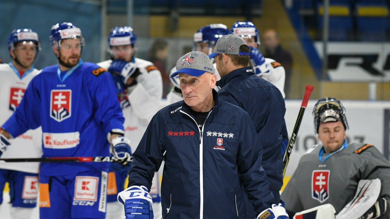 Tréner slovenskej hokejovej reprezentácie Craig Ramsay (uprostred) počas prípravy slovenskej hokejovej reprezentácie na májové 83. majstrovstvá sveta (MS) 2019 v ľadovom hokeji, ktoré sa uskutočnia v Bratislave a v Košiciach. Piešťany, 1. apríl 2019.