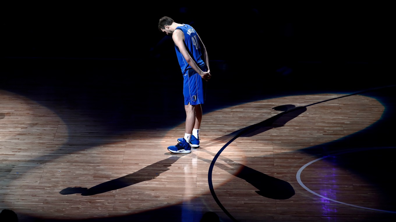 Dirk Nowitzki z Dallasu Mavericks sa lúči s dlhoročnou kariérou v NBA.