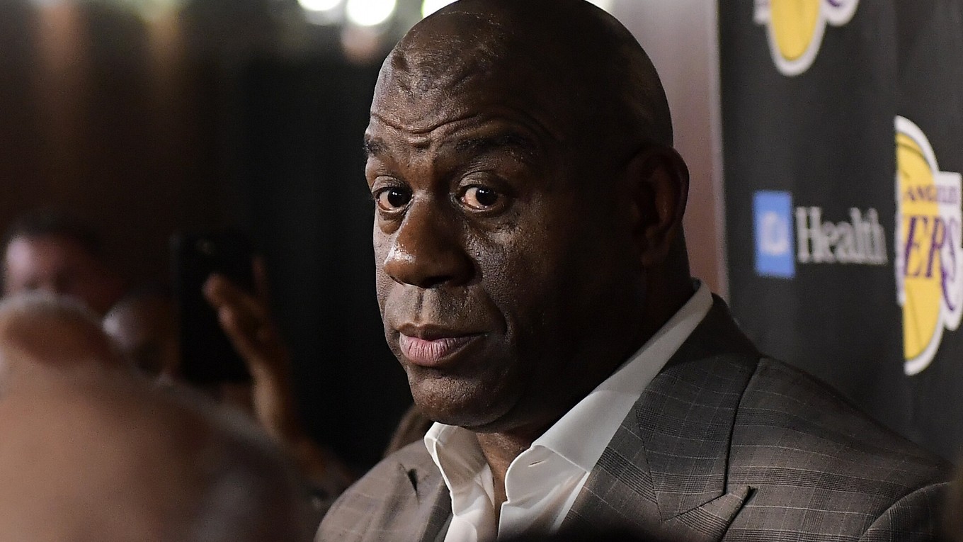 Magic Johnson počas tlačovej konferencie k jeho odstúpeniu na post prezidenta Los Angeles Lakers.