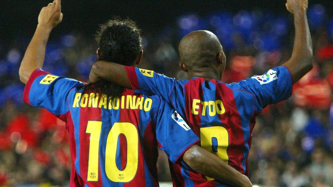 Samuel Eto'o a Ronaldinho v drese FC Barcelona.