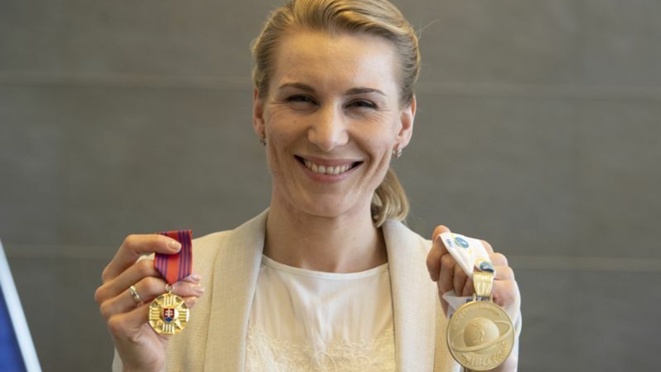 Olympijská víťazka, majsterka sveta a členka Vojenského športového centra (VŠC) Dukla Banská Bystrica Anastasia Kuzminová pózuje so zlatou pamätnou medailou prvého stupňa ministra obrany (vľavo) a zlatou medailou z MS (vpravo).