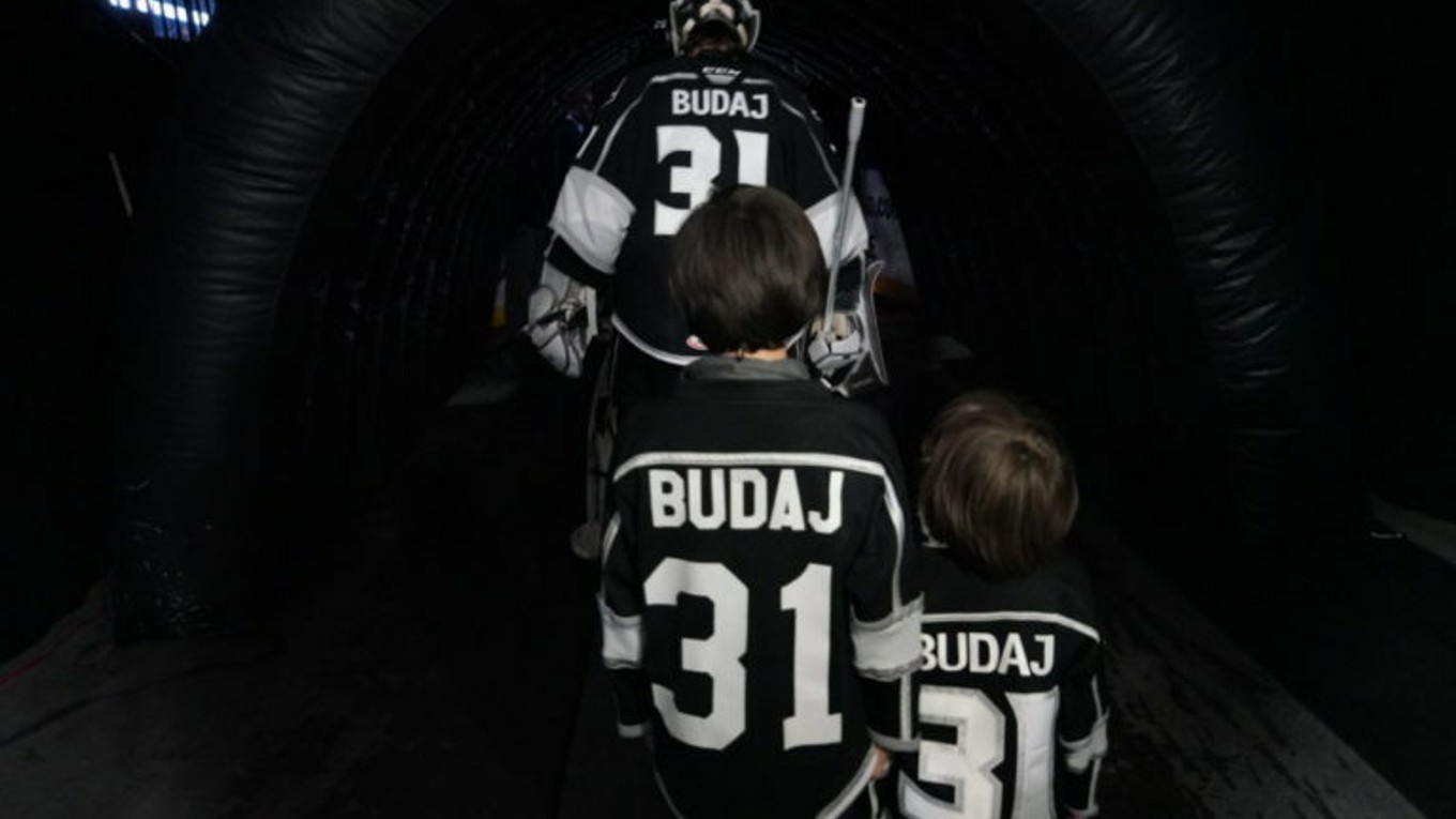 Peter Budaj odchádza do útrob štadióna, nasledovaný svojimi synmi.