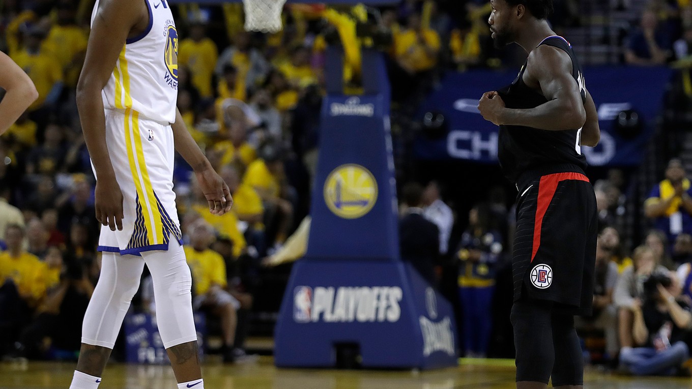 Momentka zo zápasu Golden State Warriors - Los Angeles Clippers. Domáci Kevin Durant (vľavo) a Patrick Beverley.