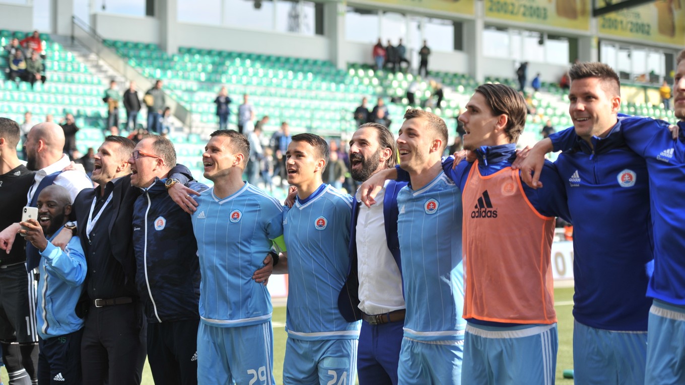 Hráči ŠK Slovan Bratislava sa radujú zo zisku titulu.