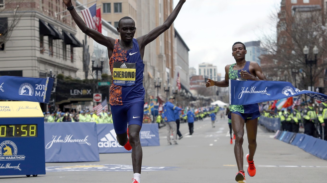 Lawrence Cherono (vľavo) v cieli Bostonského maratónu 2019.