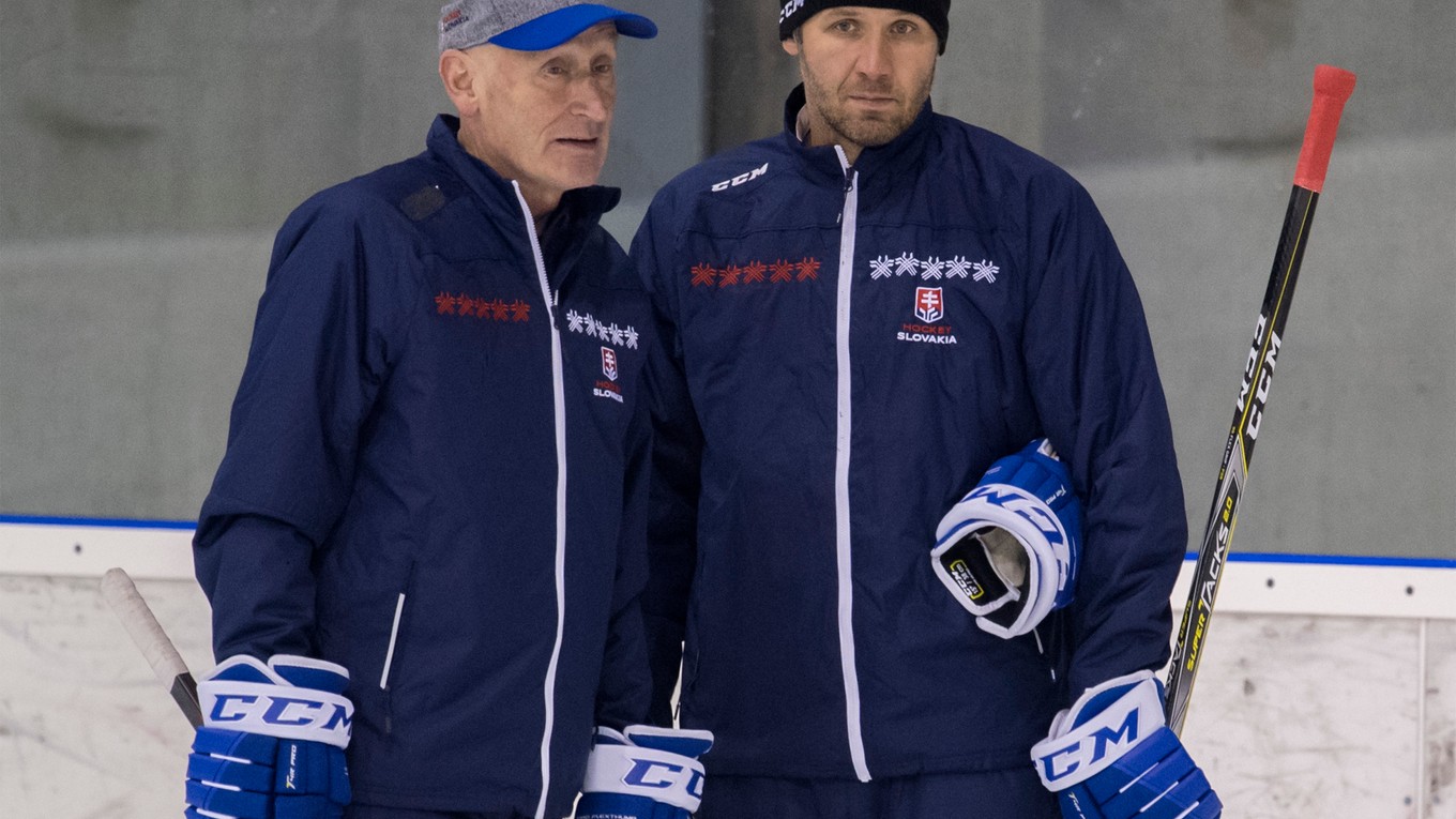 Hlavný tréner slovenskej hokejovej reprezentácie Craig Ramsay (vľavo) a tréner brankárov Ján Lašák.