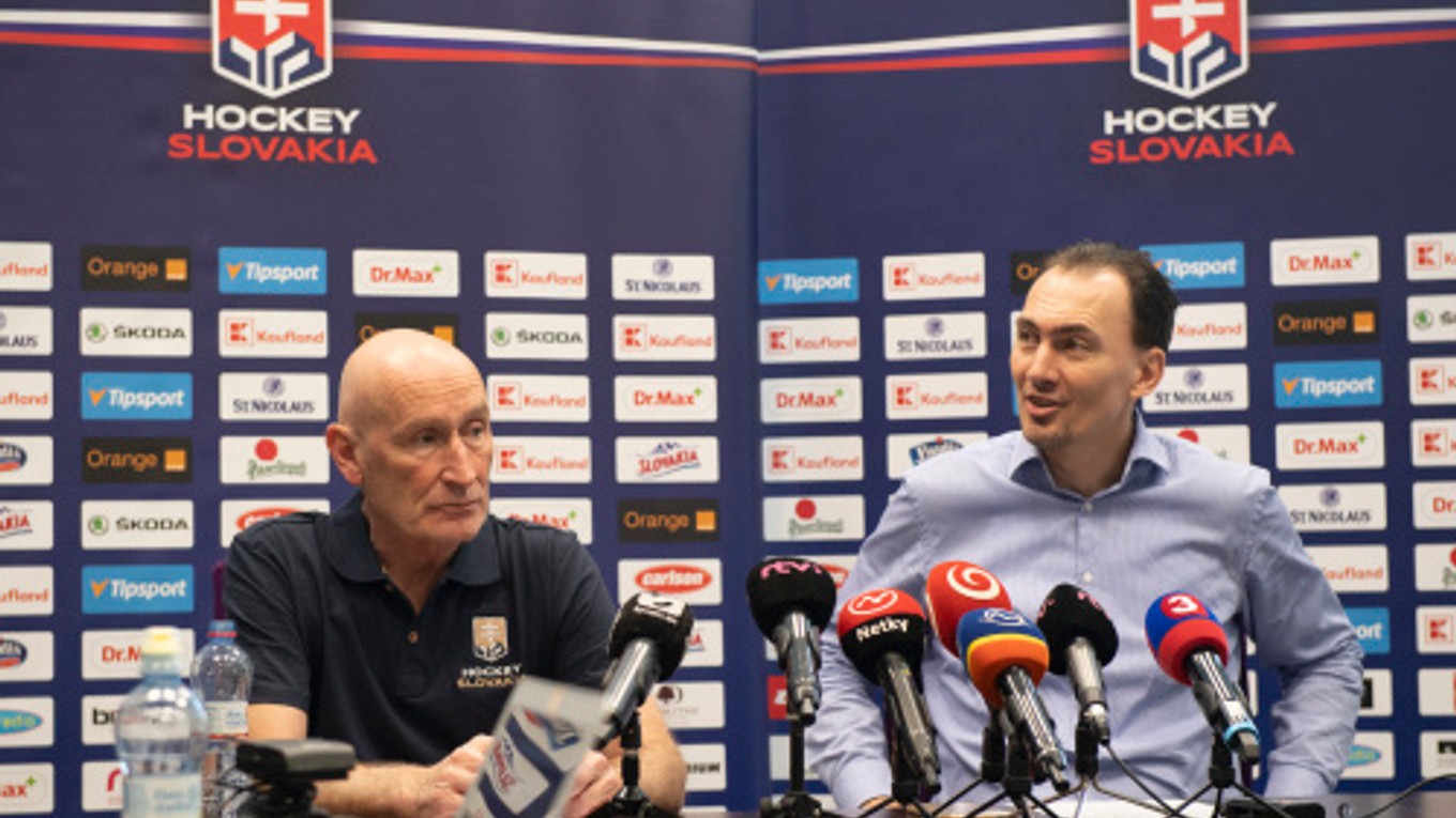 Tréner slovenskej hokejovej reprezentácie Craig Ramsay (vľavo) a generálny manažér reprezentácie Miroslav Šatan.