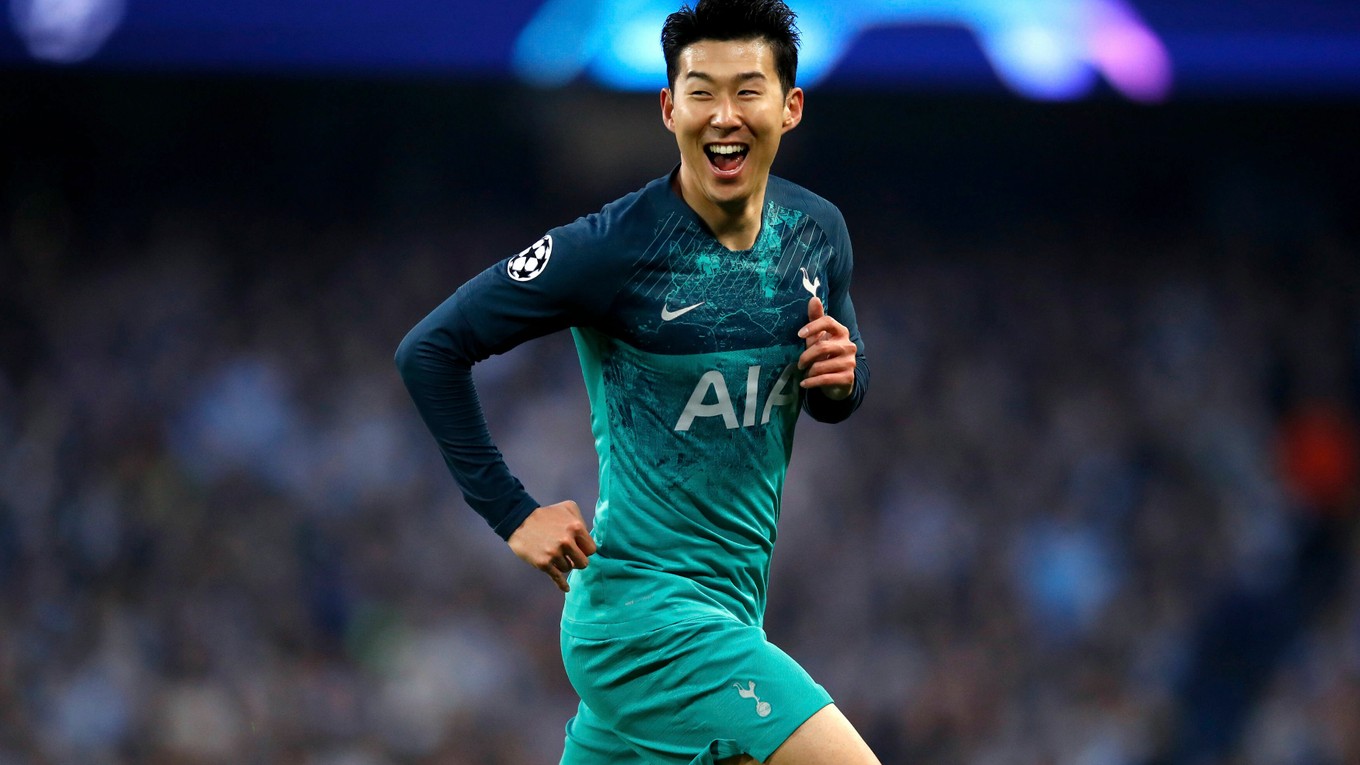 Hráč Tottenhamu Hotspur Son Heung-Min oslavuje druhý gól do bránky Manchesteru City v 2. zápase štvrťfinále Ligy majstrov  Manchester City - Tottenham Hotspur na štadióne v Manchesteri 17. apríla 2019.