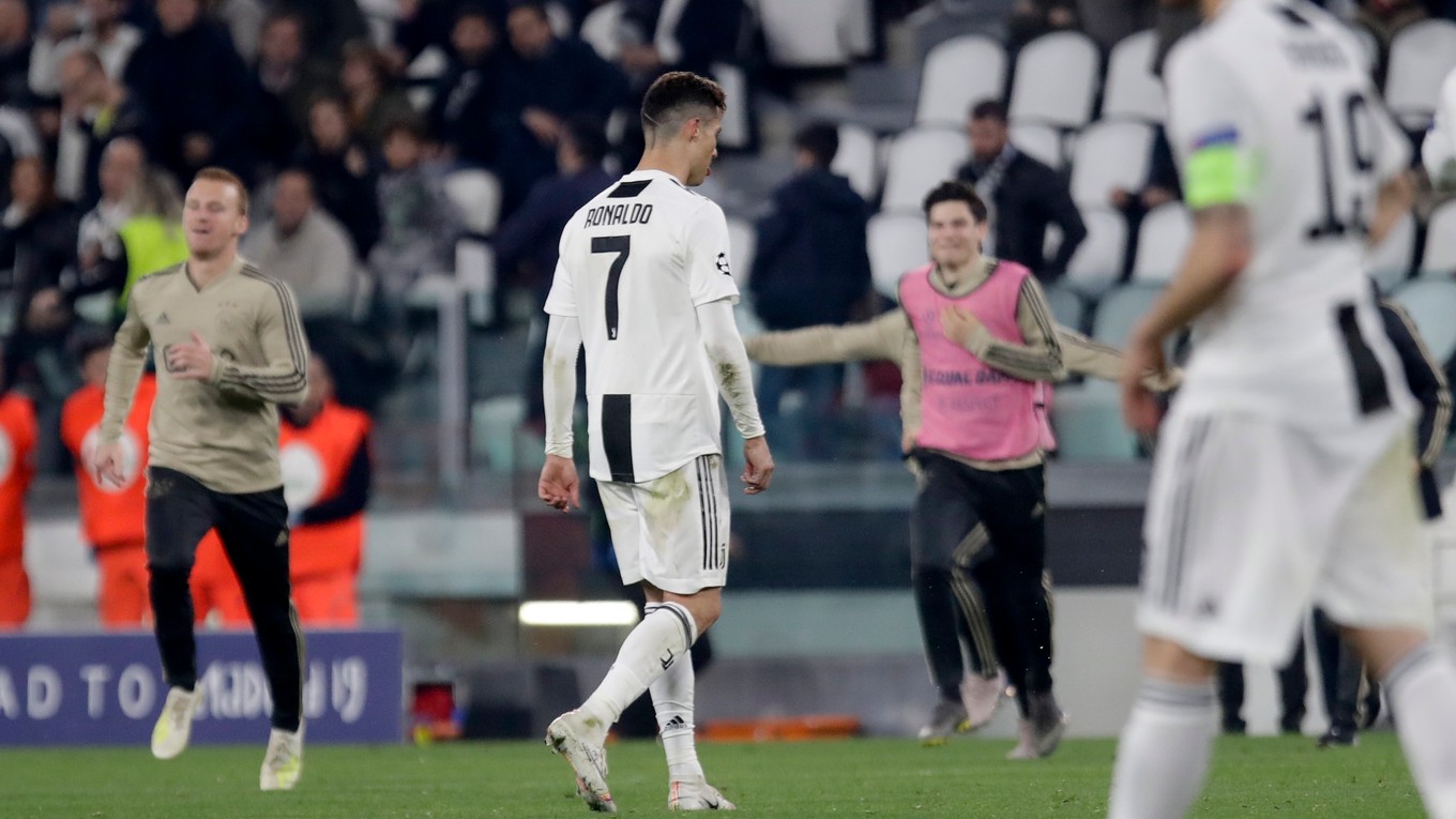 Futbalista Juventusu Turín Cristiano Ronaldo odchádza z ihriska po odvetnom zápase štvrťfinále Ligy majstrov Juventus Turín - Ajax Amsterdam 16. apríla 2019 v Turíne.