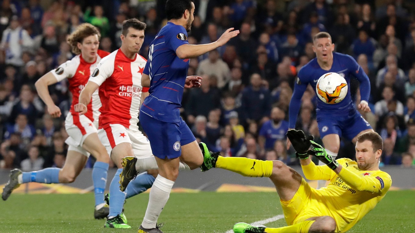 Pedro strieľa gól v zápase Chelsea Londýn - Slavia Praha.