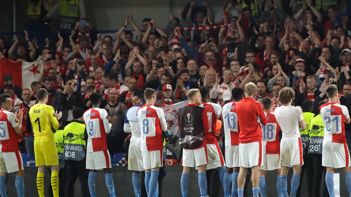 Futbalisti Slavie Praha ďakujú svojim fanúšikom.