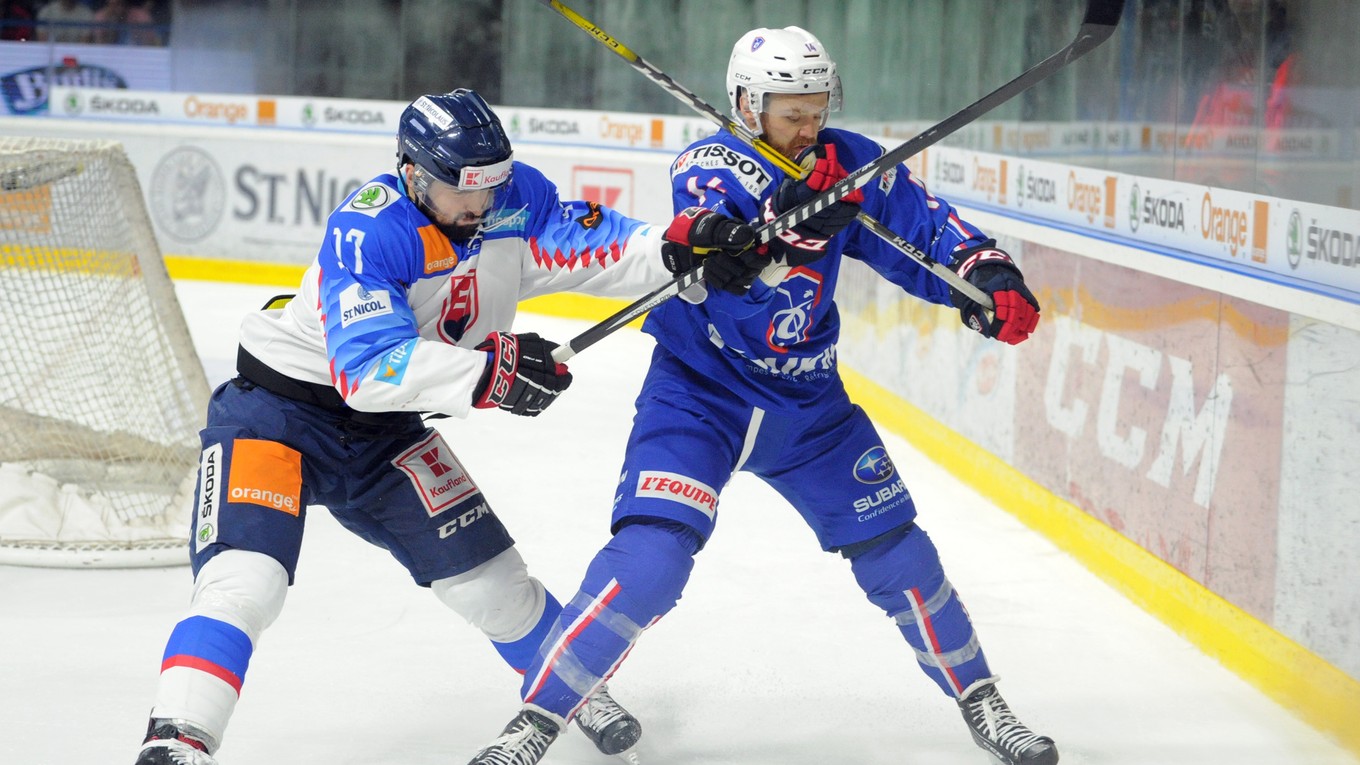 Dávid Buc zo Slovenska a Stephane Da Costa z Francúzska počas medzištátneho prípravného zápasu Euro Hockey Challenge medzi Slovensko - Francúzsko. Piešťany, 28. apríl 2018