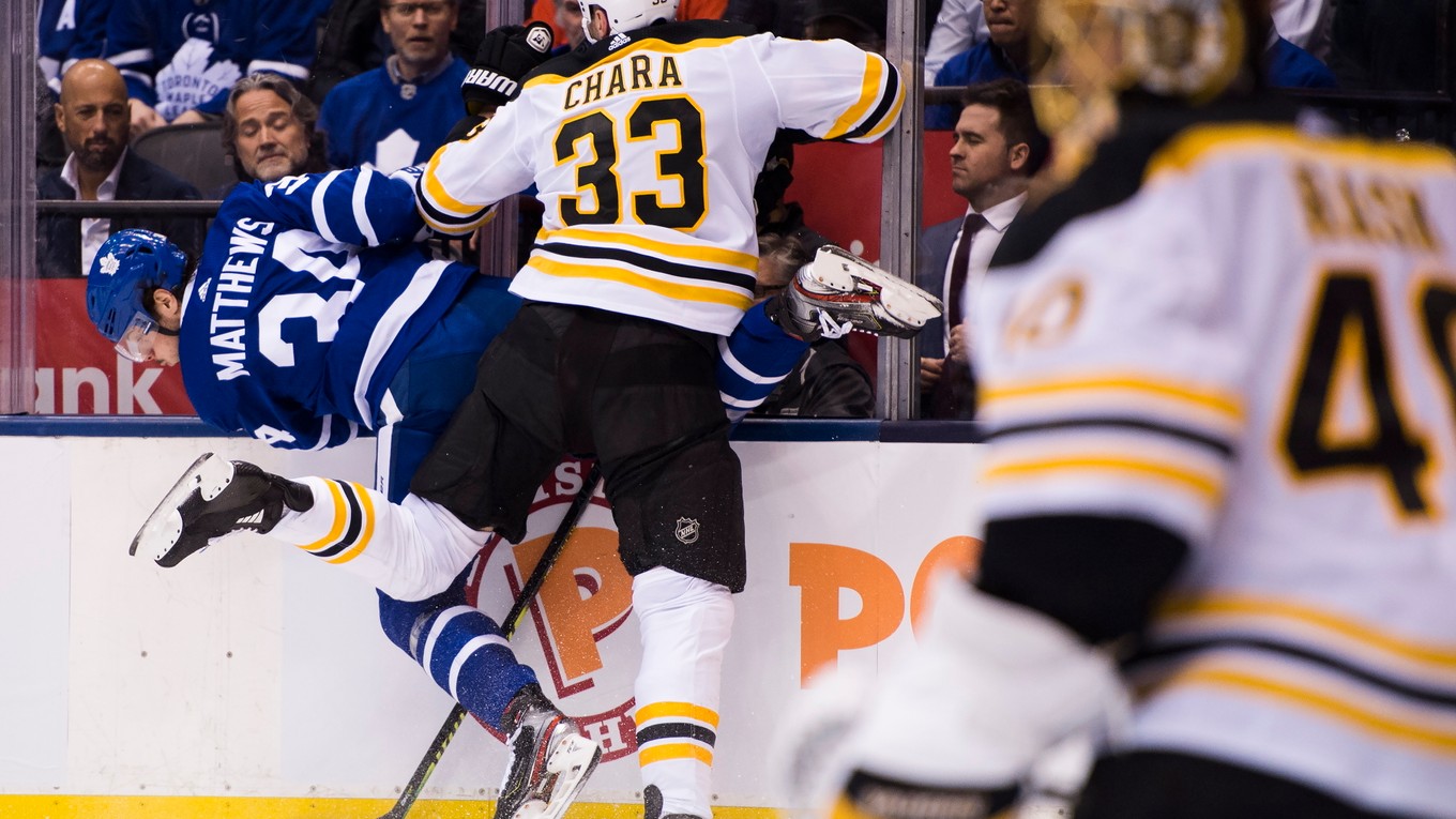 Zdeno Chára na momentke zo zápasu Boston Bruins - Toronto Maple Leafs v play off NHL 2018/2019.