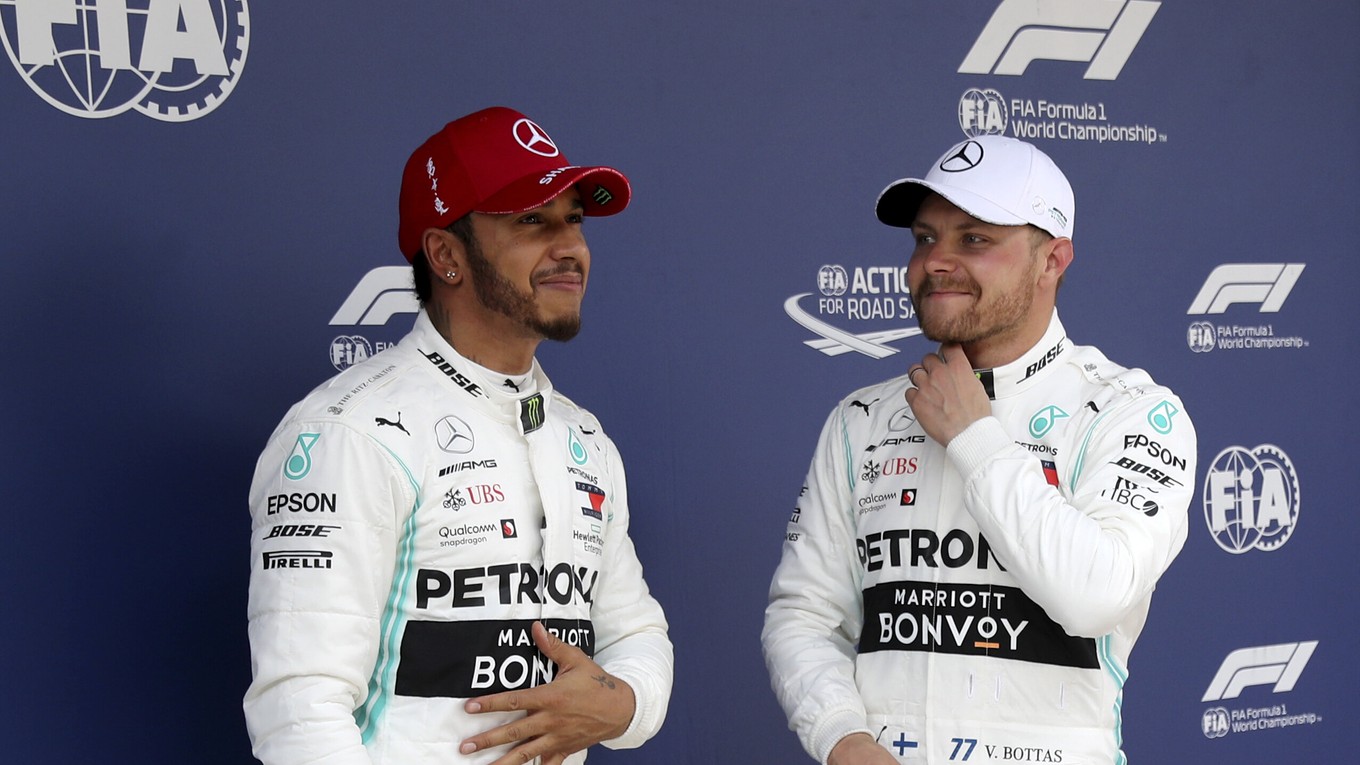 Lewis Hamilton (vľavo).