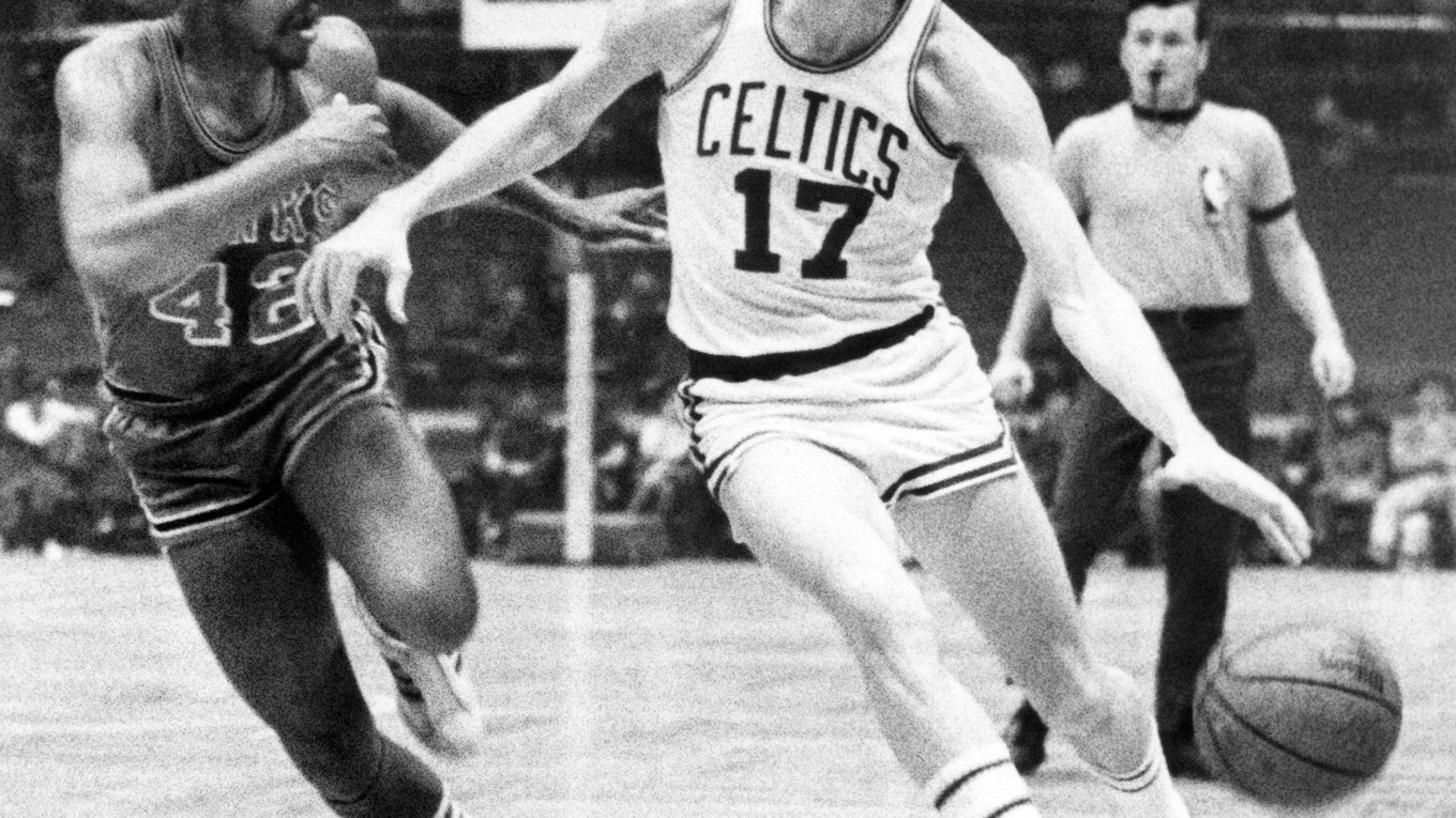 Basketbalista Bostonu Celtics John Havlicek (vpravo) a hráč Atlanty Walt Hazzard počas zápasu zámorskej basketbalovej NBA v Bostone 8. januára 1970.