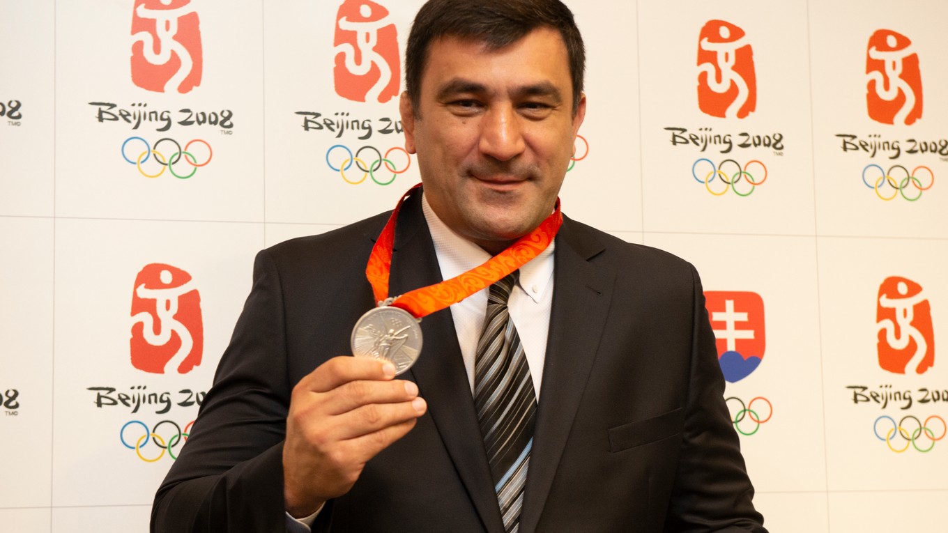 David Musuľbes so striebornou olympijskou medailou, ktorú získal po zmene poradia na OH v Pekingu 2008 miesto bronzu.