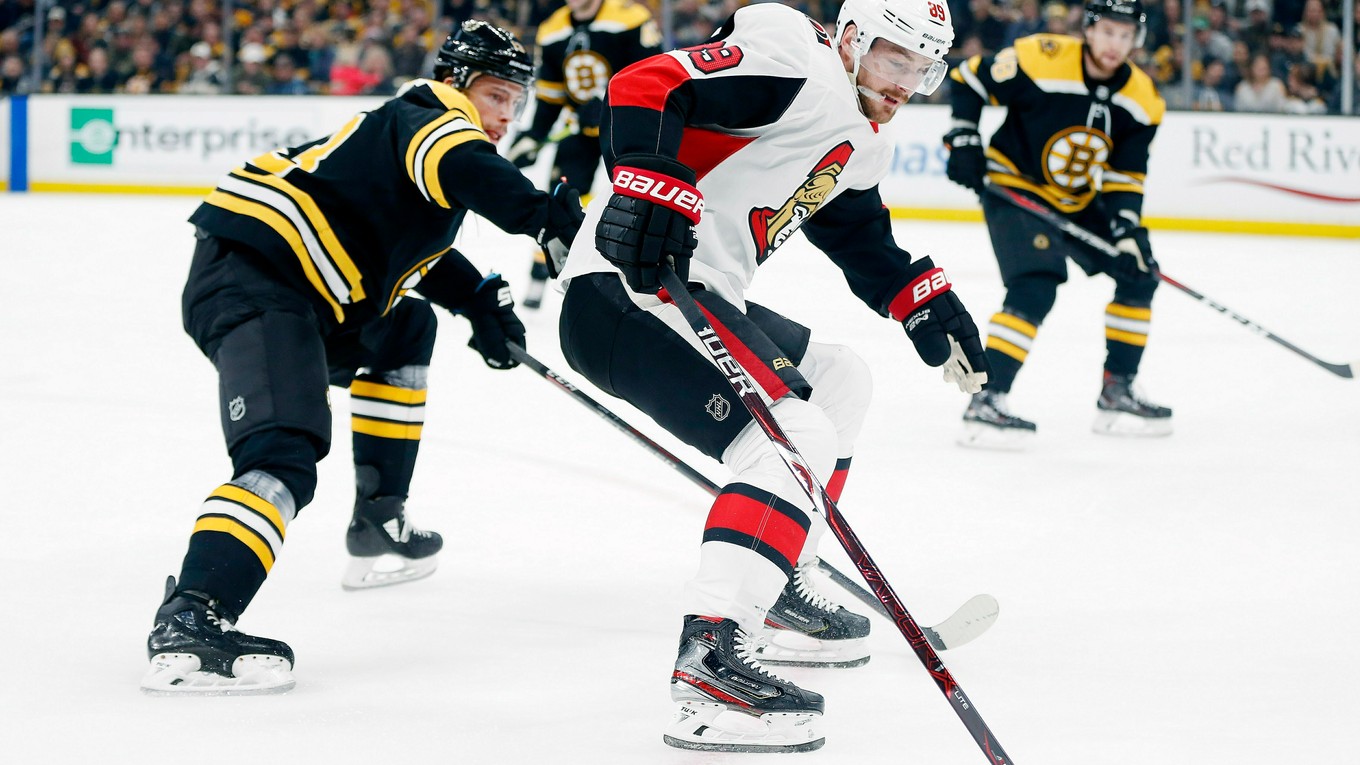 Mikkel Bödker (uprostred) v zápase proti Bostonu Bruins.